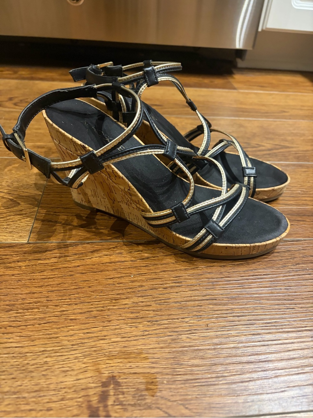 Aerosoles Black & Gold Strappy Wedge Sandals | Size 8.5 | $30 ✨